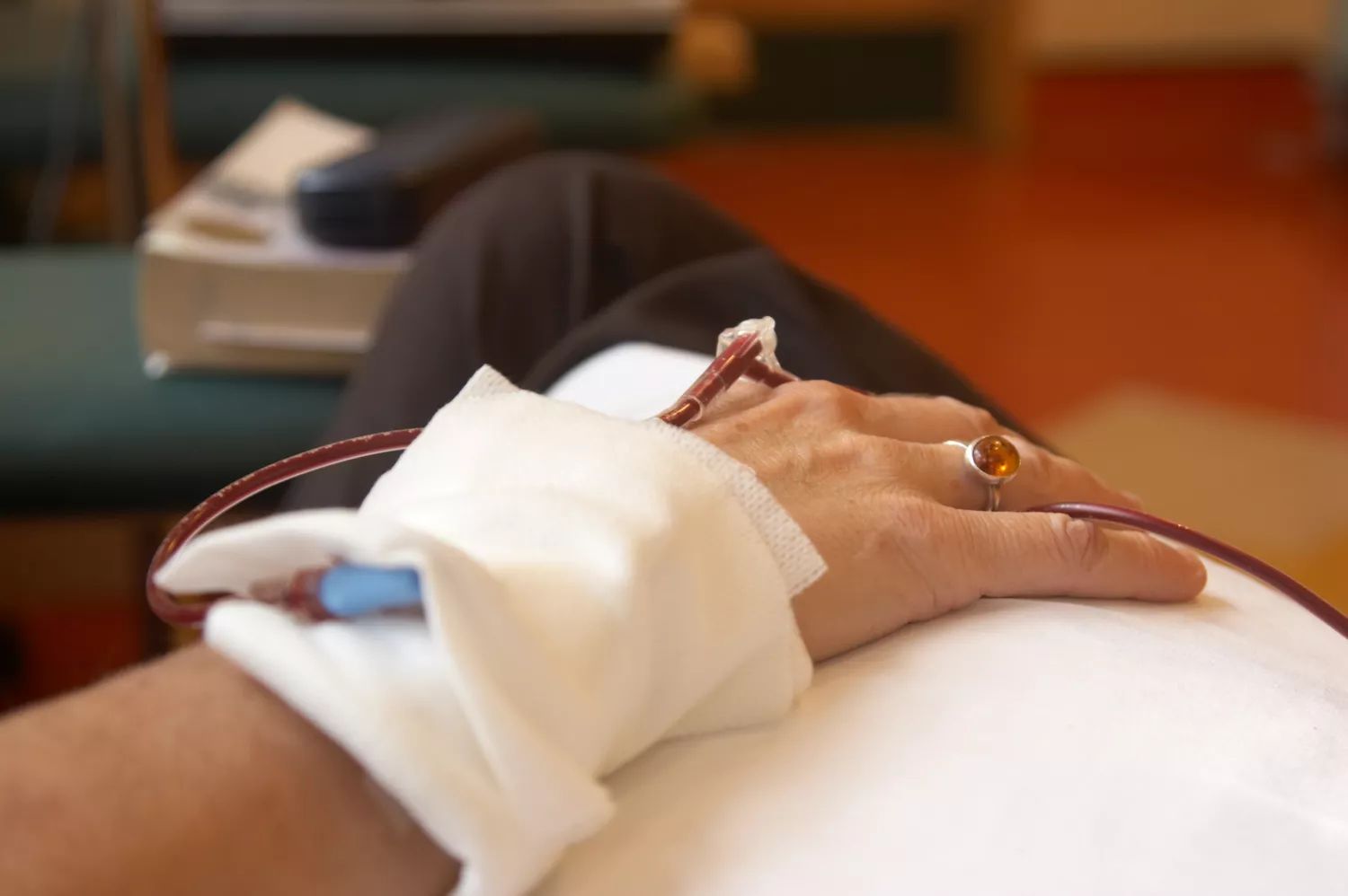 人通過(guò)輸液接受骨髓或干細胞移植