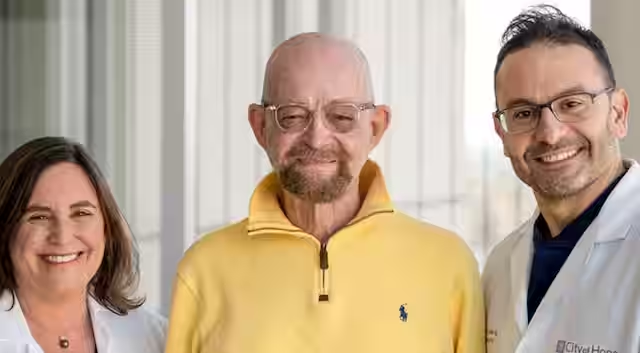 保羅·埃德蒙茲（Paul Edmonds）（中）自從經(jīng)過(guò)一項特殊治療后，癌癥和艾滋病毒均已痊愈