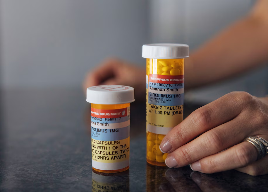 像史密斯這樣的患者必須服用免疫抑制藥物，以防止身體排斥產(chǎn)生胰島素的移植細胞