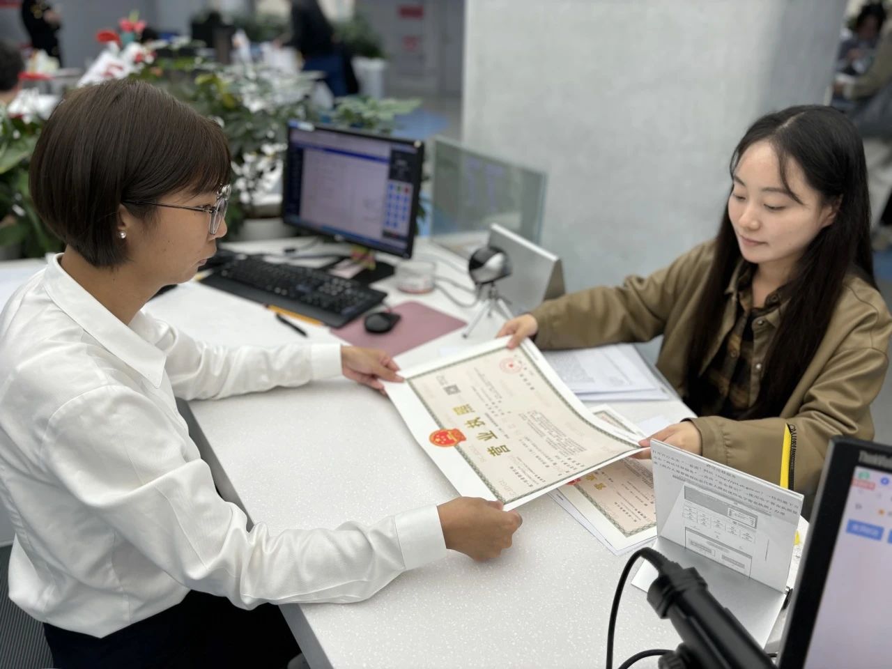 默克檢測（上海）有限公司的工作人員正在領(lǐng)取新的營(yíng)業(yè)執照