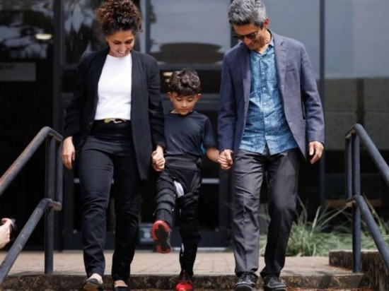 休斯頓大學(xué)團隊創(chuàng  )造了一種柔軟的智能外骨骼來(lái)幫助兒童行走。圖片來(lái)源：美國休斯頓大學(xué)